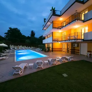 Ferretti Garda Palace מלון דירות